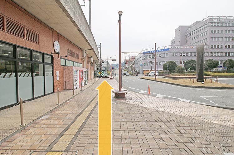②駅を出たら岡場駅南交差点まで直進してください。