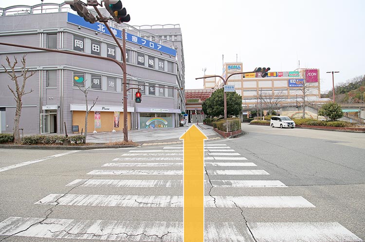 ③岡場駅南交差点を直進してください。