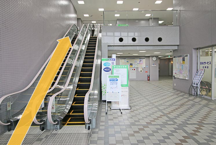 ⑤エスカレーターで3階まで上がってください。